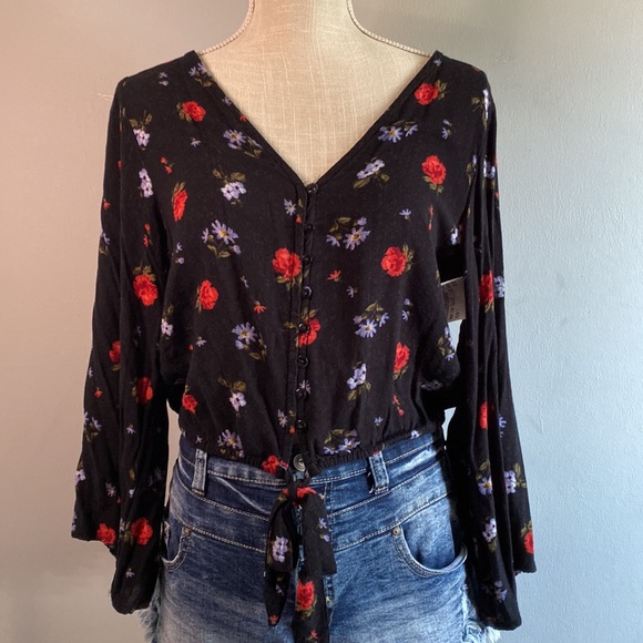 0️⃣3️⃣American Eagle Floral shirt - Picture 2 of 4